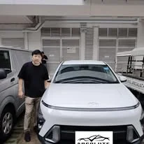 Customer with a white Hyundai Kona